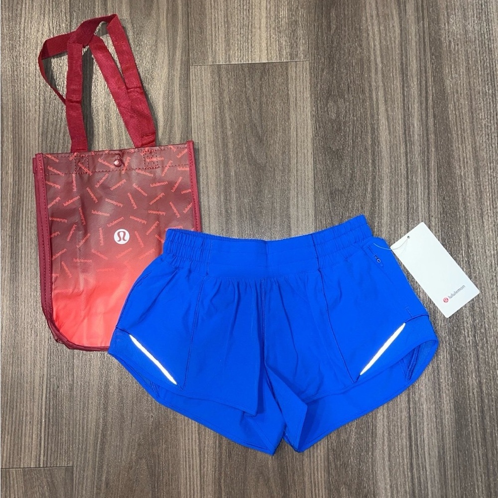 Lululemon Hotty Hot 2.5” Shorts - Picture 2 of 10